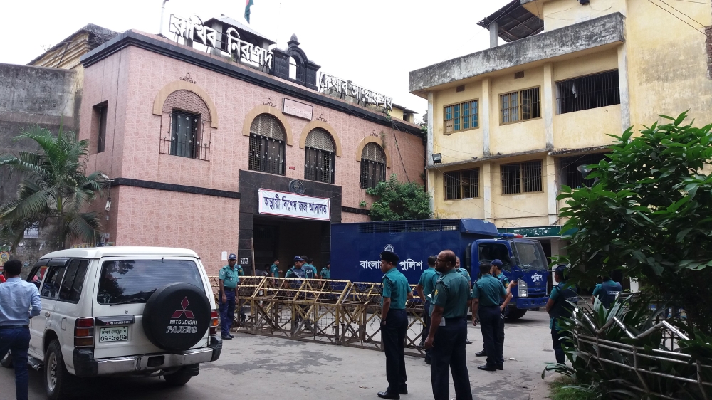 Bangladeshi police stand guard in front of a jail-turned-court where a verdict was being delivered on a graft case against Bangladesh opposition leader Khaleda Zia in Dhaka on October 29, 2018. / AFP / Sam JAHAN 