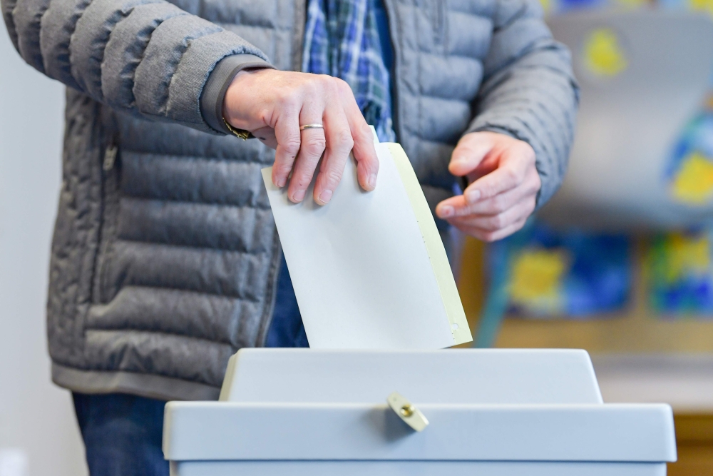 A voter casts his ballot for the state elections in Hesse (Hessen) at the polling station in Offenbach, central Germany, on October 28, 2018. Germany OUT / AFP / dpa / Uwe Anspach 