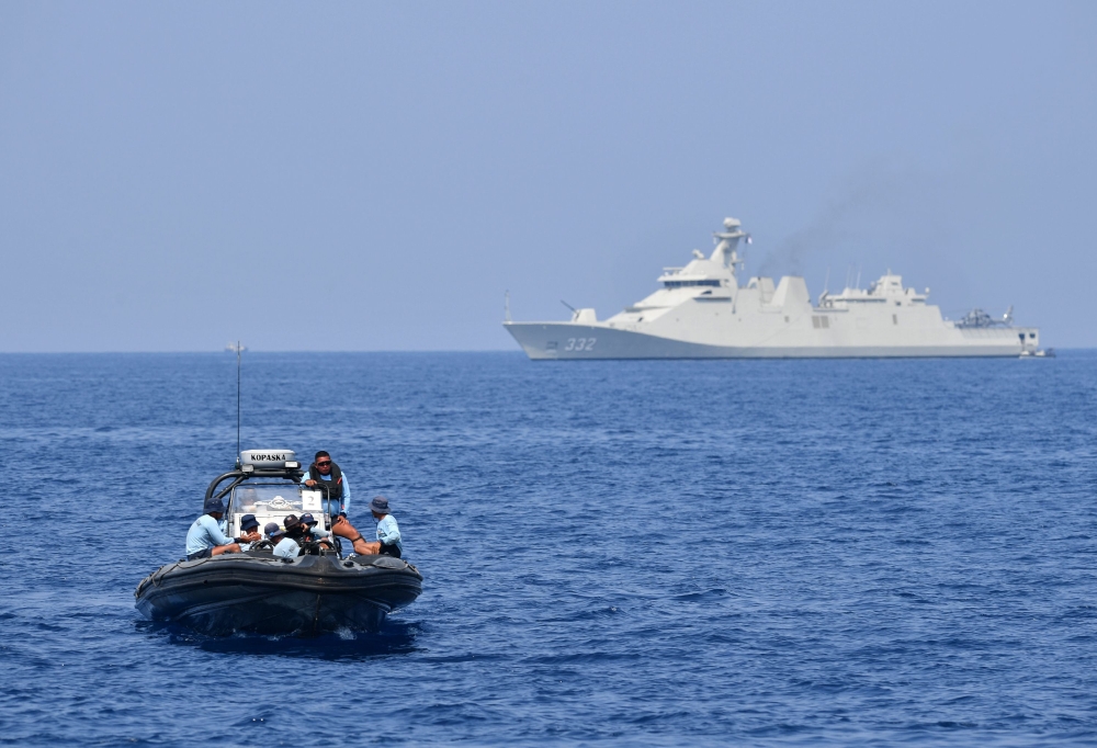 Indonesian military frogmen (L) conduct search operations for victims and the flight data recorder from ill-fated Lion Air flight JT 610, in the sea north of Karawang in West Java on October 31, 2018. AFP / ADEK BERRY