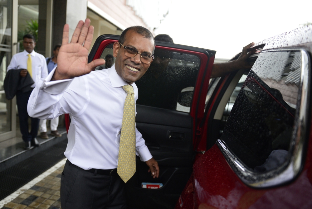 Former president of the Maldives Mohamed Nasheed waves as he leaves an apartment building as he prepares to return to the Maldives, in Colombo on November 1, 2018. AFP / LAKRUWAN WANNIARACHCHI
