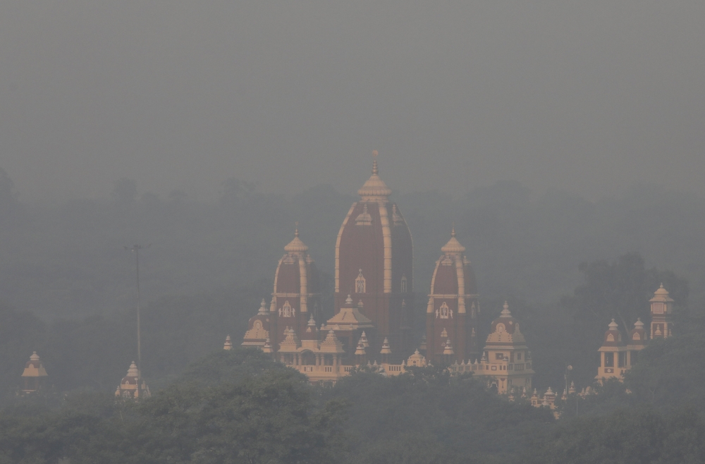 A temple is shrouded in smog in New Delhi, India, November 1, 2018. REUTERS/Anushree Fadnavis