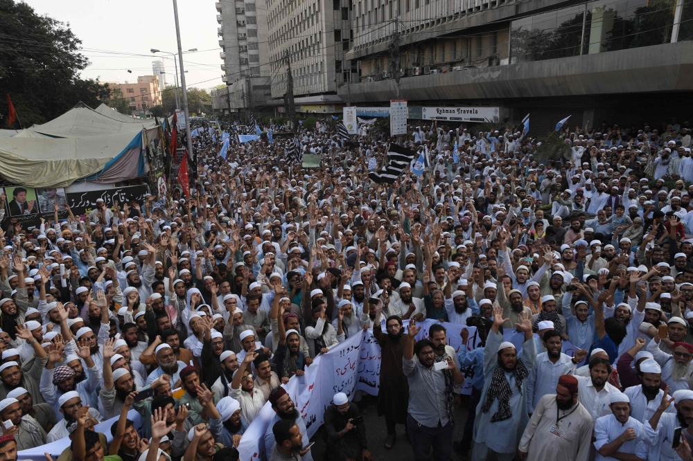 Pakistani supporters of the Jamiat Ulema-e-Islam-Fazl (JUI-F), a hardline religious political party, chant slogans during a protest following the Supreme Court decision to acquit Christian woman Asia Bibi, in Karachi on November 1, 2018. / AFP / ASIF HASS