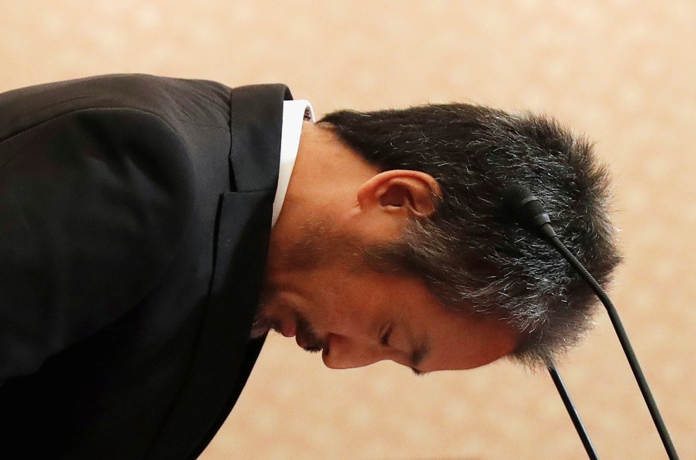 Jumpei Yasuda, the Japanese journalist held in Syria for more than three years, bows during a news conference for the first time since his release last month, at the Japan National Press Club in Tokyo, Japan November 2, 2018. (REUTERS/Issei Kato)