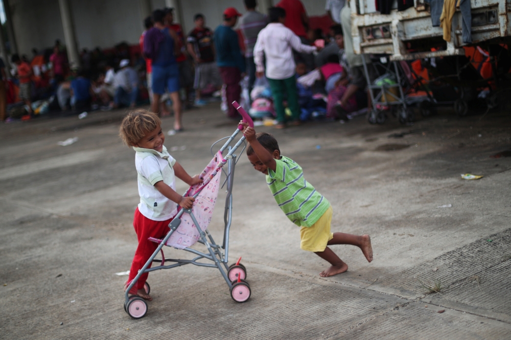 Walter Gonzales and Jenri Wasquis, two-year-old migrant boys from Honduras, part of a caravan of thousands traveling from Central America en route to the United States, play together in a makeshift camp in Sayula de Aleman, Mexico, November 2, 2018. (REUT