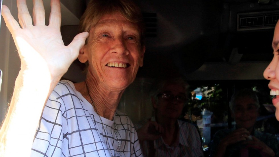 Patricia Fox waves as she leaves the Bureau of Immigration headquarters in Manila. (Reuters file photo) 