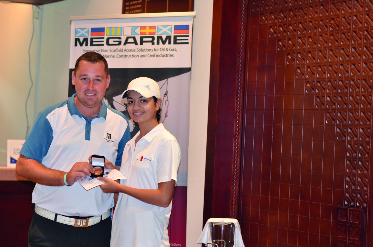 Nada Mir, winner of the Ladies Division, receiving her award from Doha Golf Club’s Golf Operations Manager, Jordan Massey.