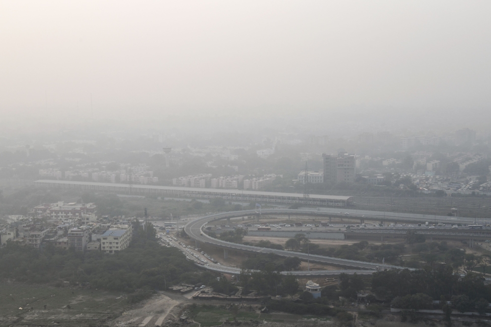 Heavy smog conditions are pictured over New Delhi on November 2, 2018.  AFP / CHANDAN KHANNA