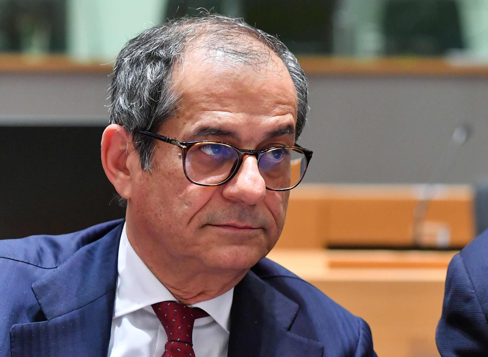 Italy's Finance Minister Giovanni Tria (L) speaks with France's Finance Minister Bruno Le Maire (R) while they attend a Eurogroup Finance ministers meeting, in Brussels, on November 5, 2018. / AFP / Emmanuel DUNAND