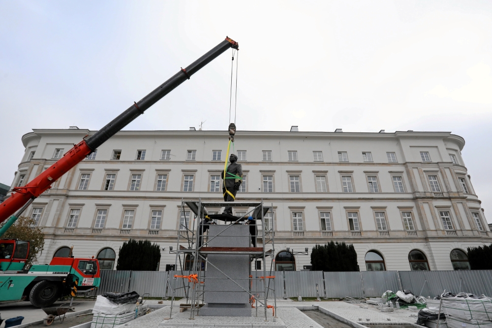 A statue of the late President Lech Kaczynski,which will be officially unveiled on Saturday as a part of the celebrations marking 100 years of Polish independence, is being set by workers at Pilsudski Square in Warsaw, Poland November 7, 2018. Agencja Gaz