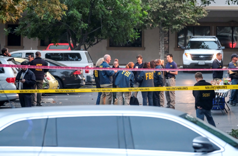 Members of FBI investigate the site of a mass shooting at a bar in Thousand Oaks, California, U.S. November 8, 2018. REUTERS/Ringo Chiu