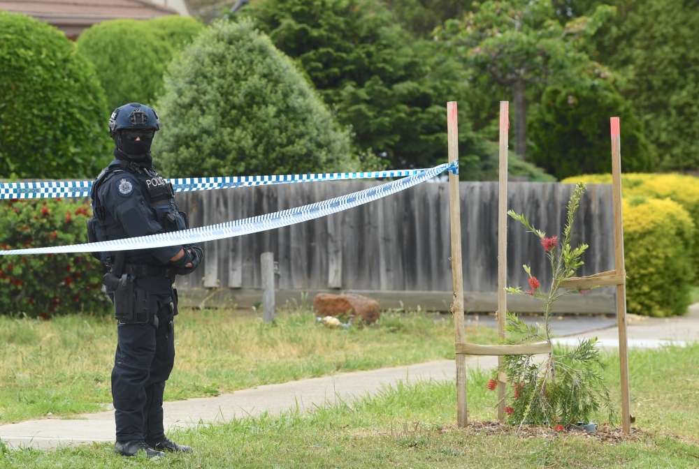 An Australian police officer stands outside a property that was searched by Australian counter-terrorism investigators, located in the Melbourne suburb of Werribee, Australia, November 10, 2018. AAP/James Ross/via REUTERS