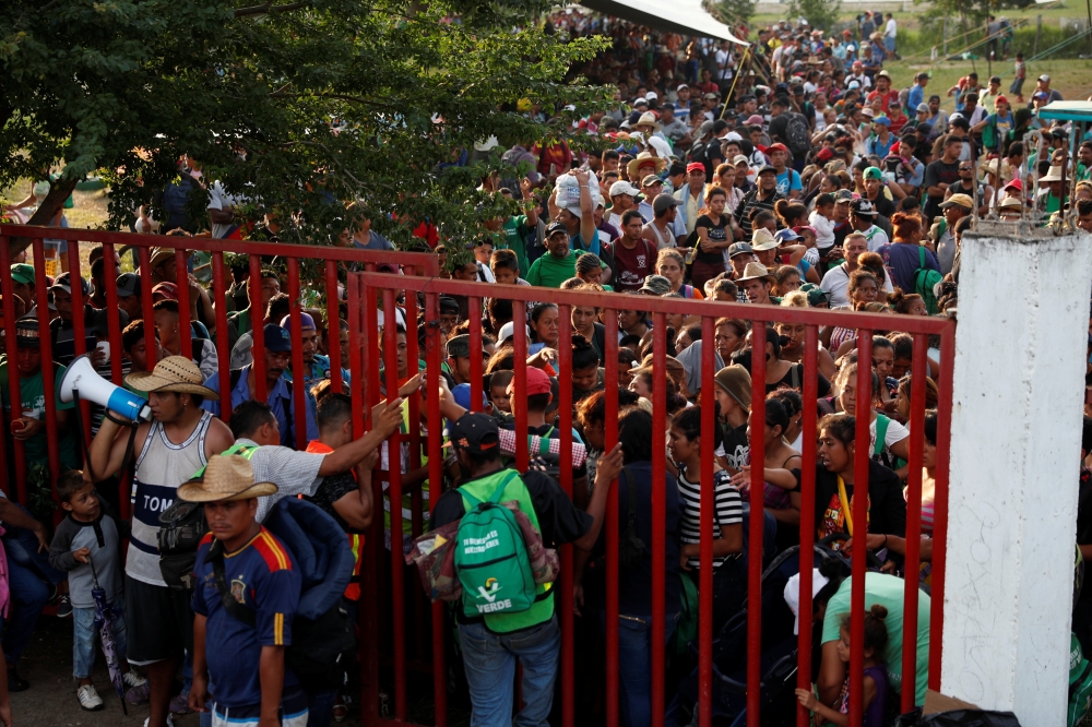 Migrants, part of a caravan traveling en route to the United States, gather as they wait for transportation in Matias Romero Avendano, Mexico November 9, 2018. REUTERS/Carlos Garcia Rawlins