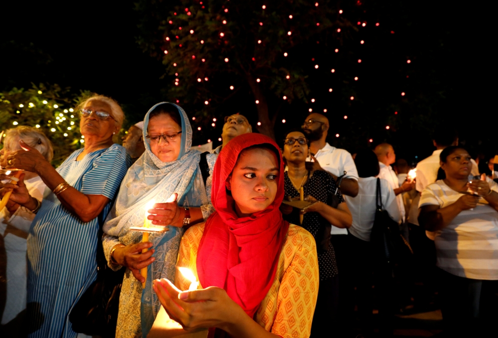 Women hold candles during a vigil campaign demanding democracy in the country, in Colombo, Sri Lanka November 11, 2018.REUTERS/Dinuka Liyanawatte