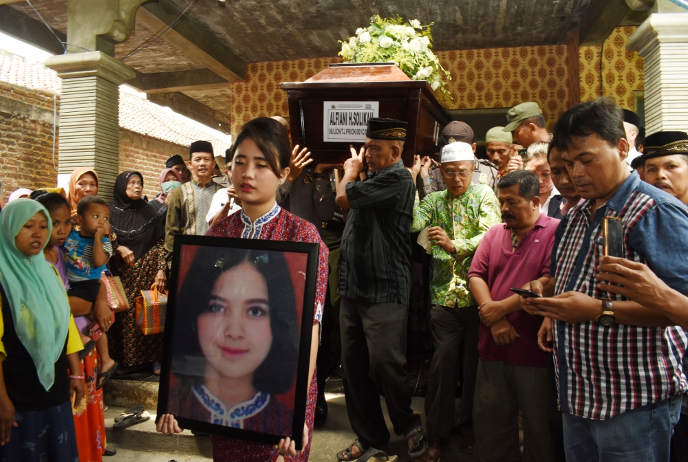 Family and colleagues carry the coffin of Alfiani Hidayatul Solikah, a cabin crew member of Lion Air flight JT610, during the funeral at Mojorejo village in Madiun, Indonesia November 14, 2018. Antara Foto/Siswowidodo via Reuters
