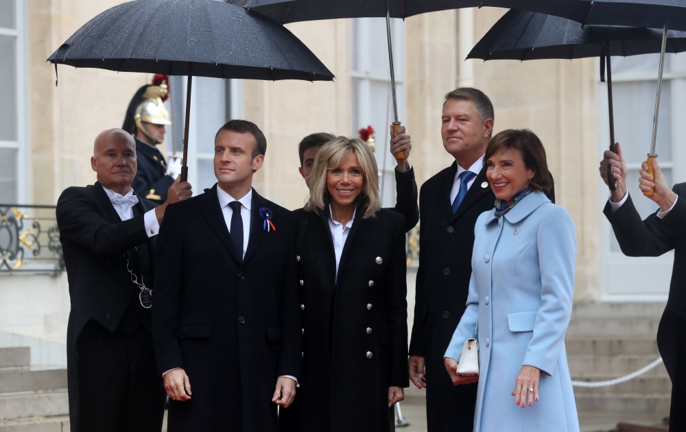 French President Emmanuel Macron (L) and his wife Brigitte Macron welcome Romania's President Klaus Werner Iohannis and his wife Carmen Iohannis at the Elysee Palace in Paris on November 11, 2018 AFP / Jacques Demarthon 