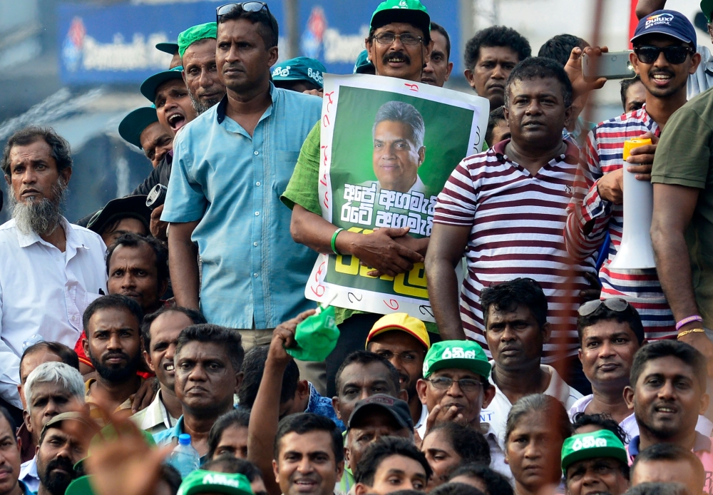 Supporters of Sri Lanka's ousted prime minister Ranil Wickremesinghe gather at a rally in Colombo on November 15, 2018.  AFP / Lakruwan Wanniarachchi 