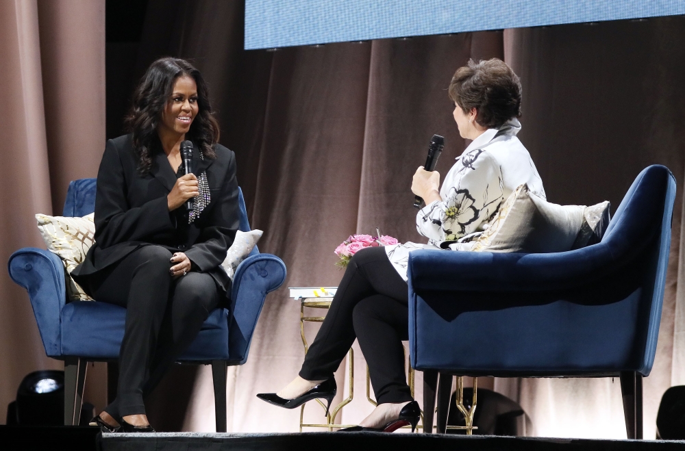 Former First Lady Michelle Obama (L) discusses her new book 