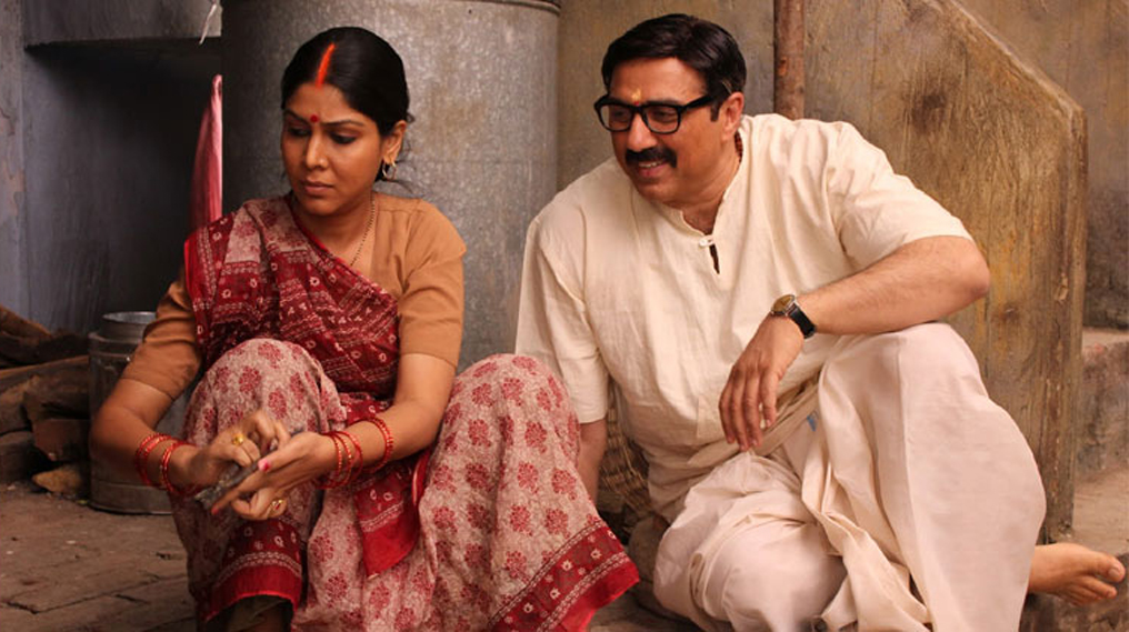 A still from the movie Mohalla Assi.