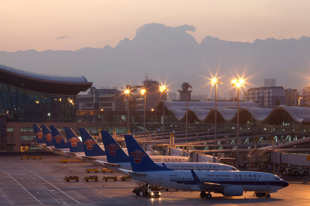File photo of China Southern Airlines planes are seen at the Urumqi Diwopu International Airport, in Xinjiang Uighur Autonomous Region, China July 31, 2012.  REUTERS/Stringer