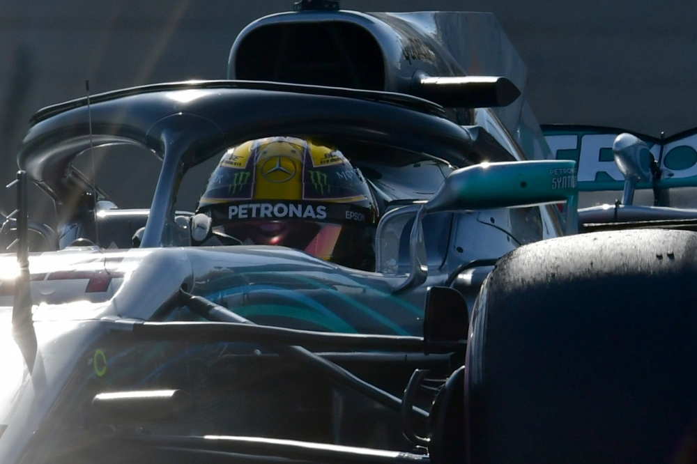 Mercedes' British driver Lewis Hamilton steers his car during the third practice session at the Yas Marina circuit on November 24, 2018, in Abu Dhabi, ahead of the Abu Dhabi Formula One Grand Prix. / AFP / GIUSEPPE CACACE