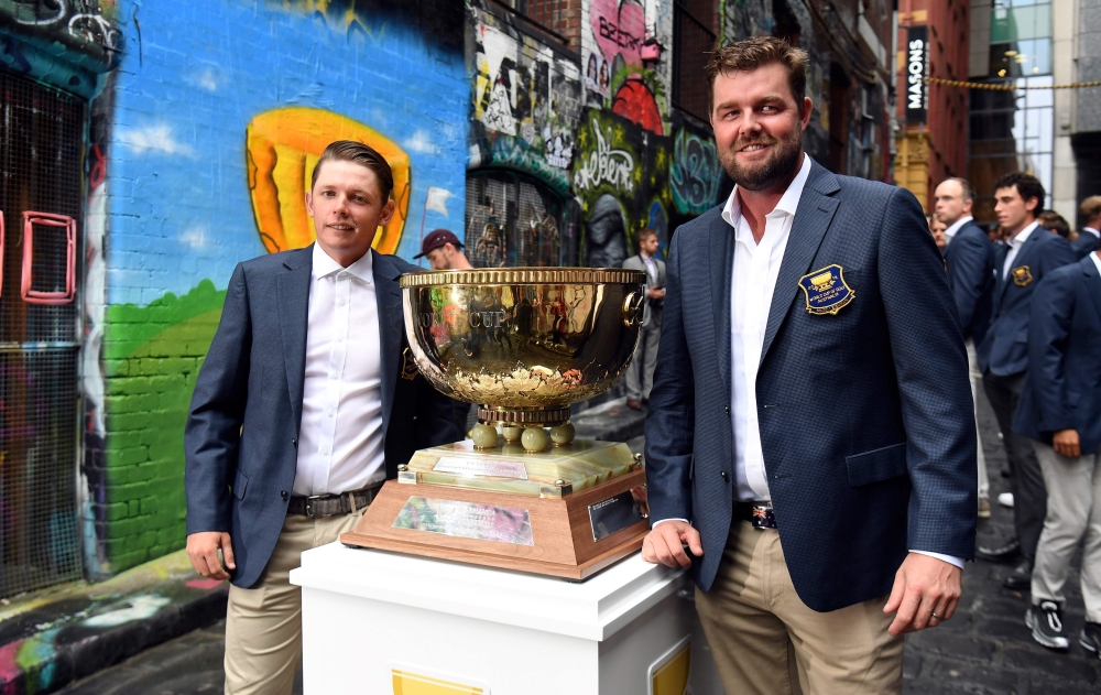 Australia's Cameron Smith (L) and Marc Leishman pose with the Golf World Cup trophy in Melbourne on November 20, 2018. AFP / William WEST