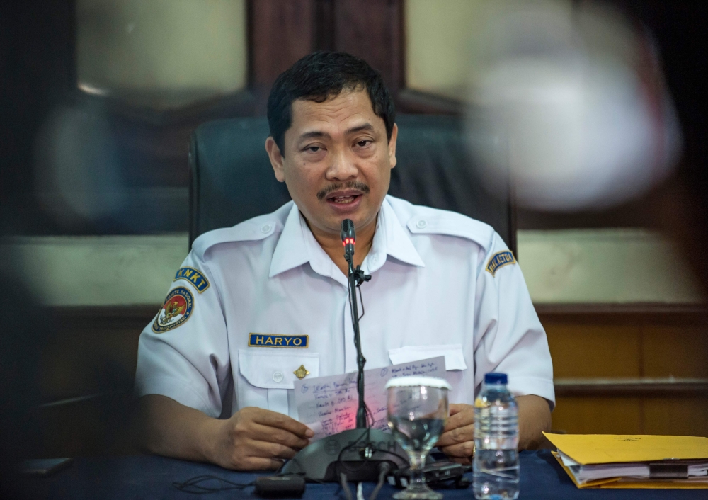 Indonesia's National Transportation Safety Commission's (KNKT) deputy head Haryo Satmiko delivers a preliminary report on Lion Air flight JT 610 during a press conference in Jakarta on November 28, 2018. / AFP / Bay ISMOYO 