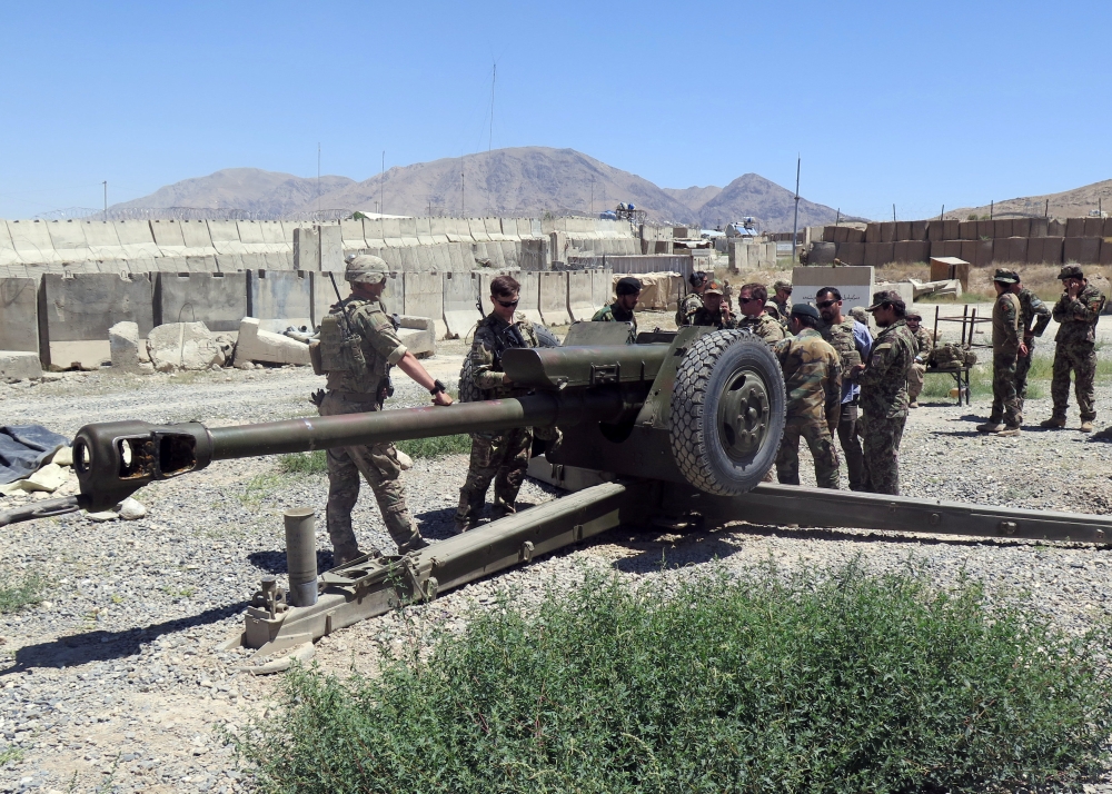 U.S. military advisers work with Afghan soldiers at an artillery position on an Afghan National Army base in Maidan Wardak province, Afghanistan, August 6, 2018. REUTERS/James Mackenzie/File Photo