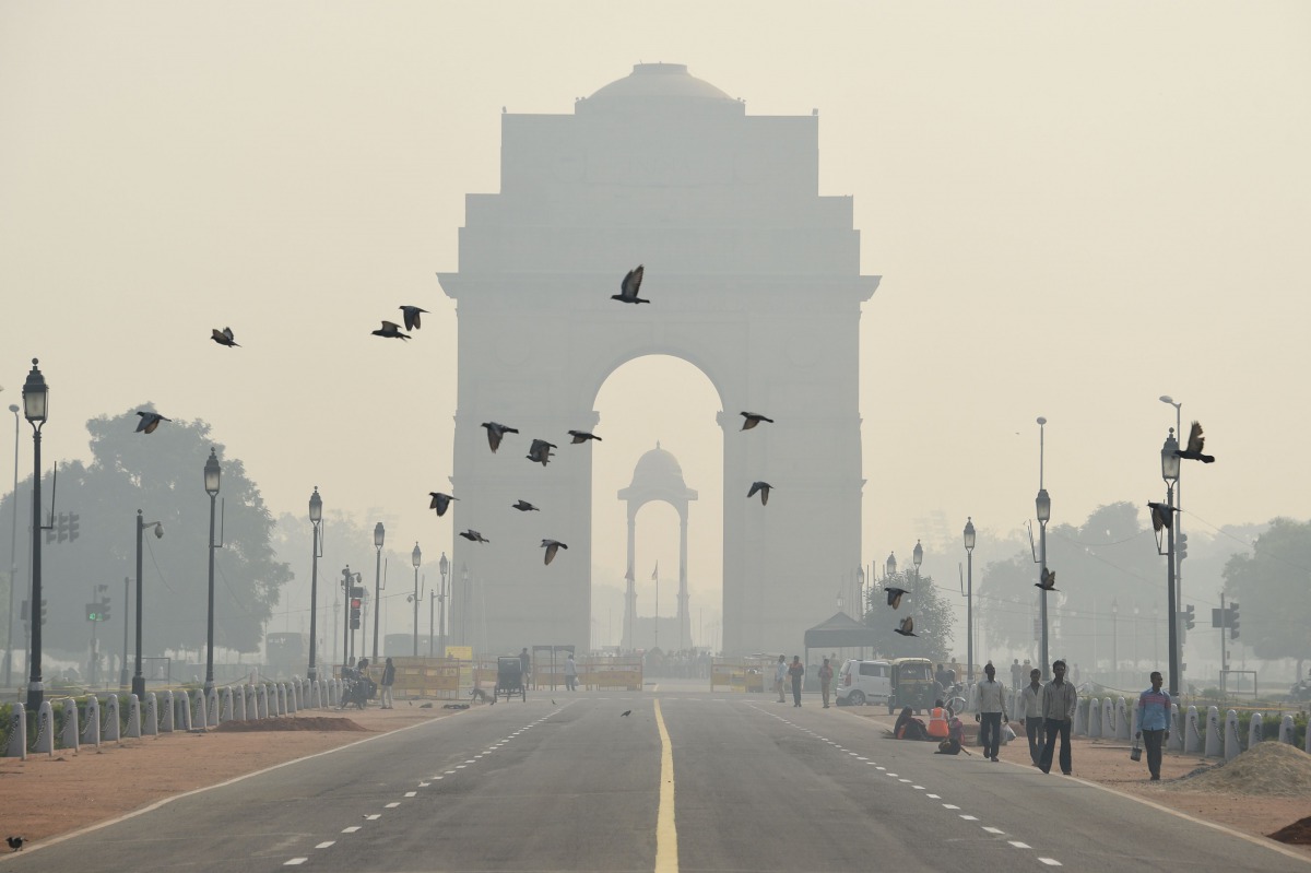 Indian pedestrians walk near the India Gate monument amid heavy smog in New Delhi, October 28. (AFP) 