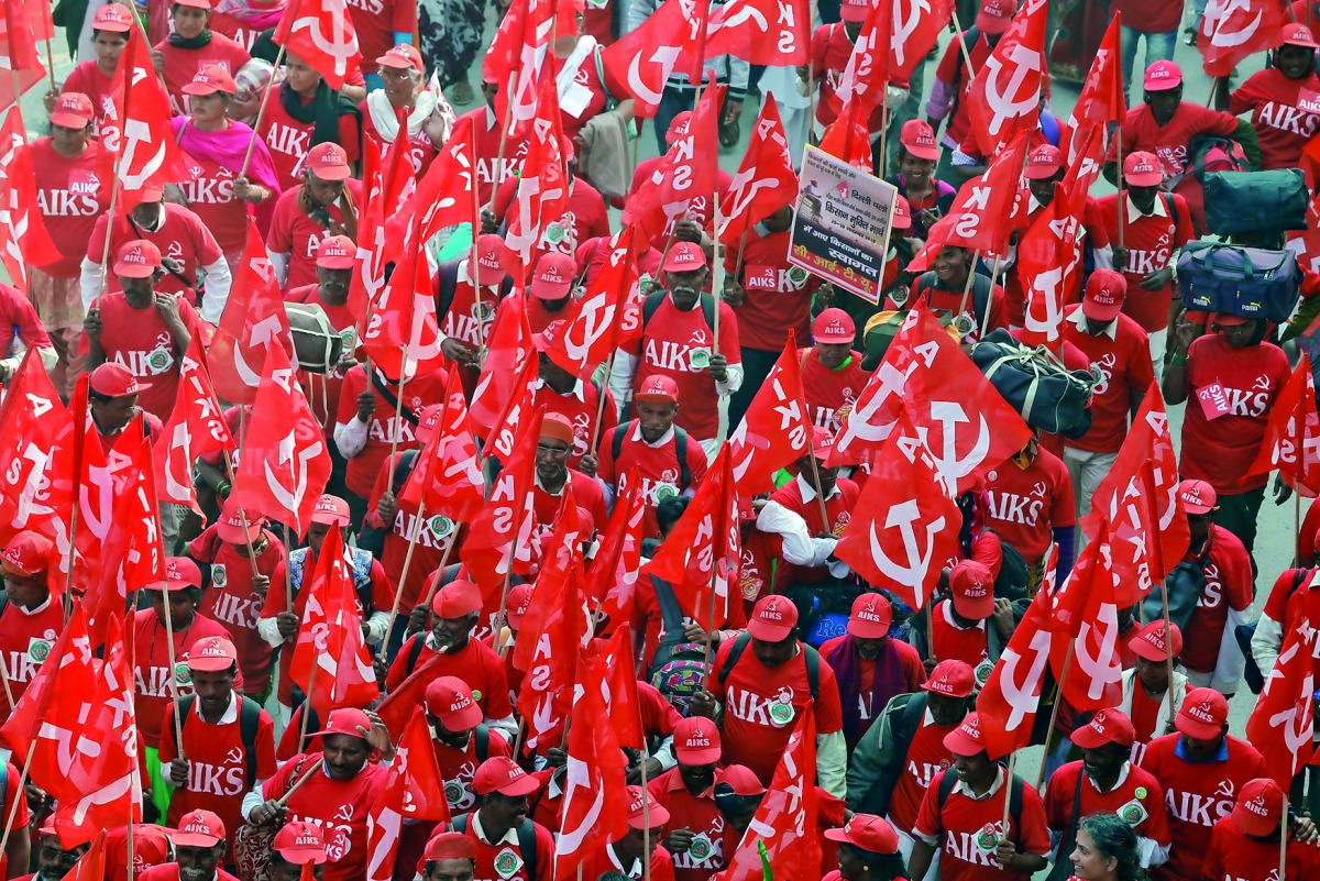 Farmers wave flags and shout slogans as they march towards Ramlila Ground during a protest rally demanding a complete waiver of debt and fixed assurances on crop prices, in New Delhi, India, November 29, 2018. Reuters/Anushree Fadnavis