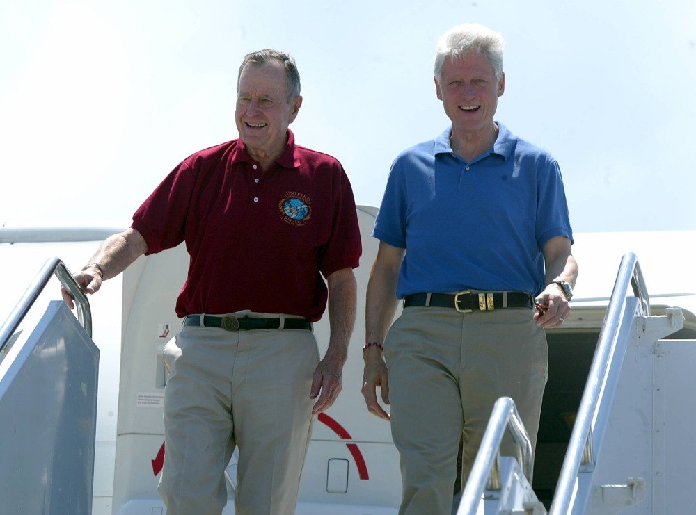 (FILES) In this file photo taken on February 18, 2005 US former presidents George Bush Senior (L) and Bill Clinton arrives in Phuket, south Thailand. AFP / Roslan RAHMAN