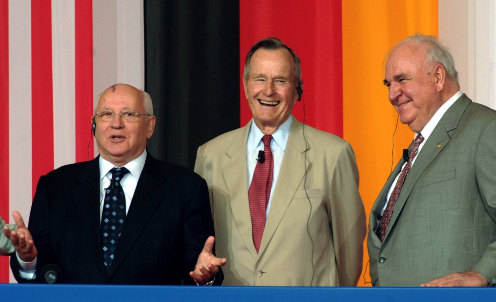 Former US President George Bush (C) flanked by former Soviet leader Mikhail Gorbachev (L) and former German Chancellor Helmut Kohl (R) stand together during a visit in Geisa at the border between Thuringia and Hesse, central Germany on June 17, 2005. AFP 