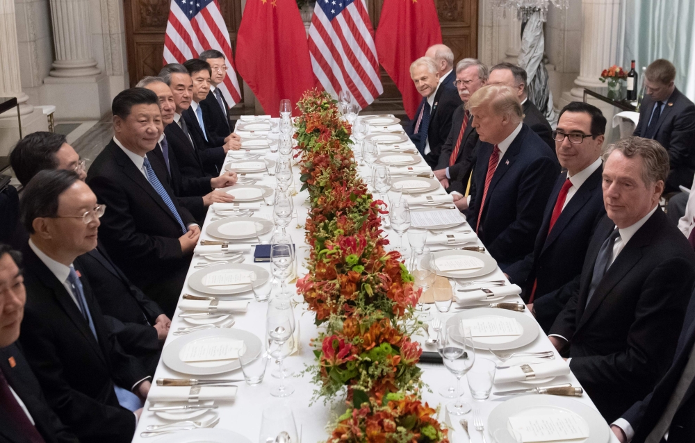 US President Donald Trump (C-R) and China's President Xi Jinping (C-L) along with members of their delegations, hold a dinner meeting at the end of the G20 Leaders' Summit in Buenos Aires, on December 01, 2018. AFP / SAUL LOEB
