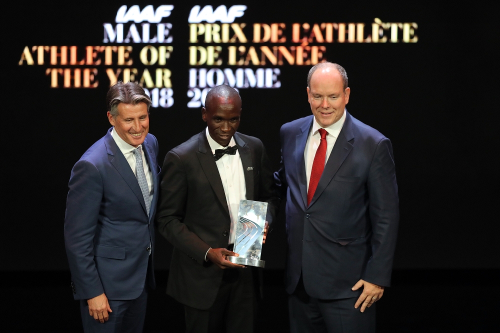 Kenyan athlete Eliud Kipchoge poses next to president of the International Association of Athletics Federations (IAAF) Sebastian Coe and Prince Albert II of Monaco after receing the Male athlete of the year award during the IAAF athlete of the year awards