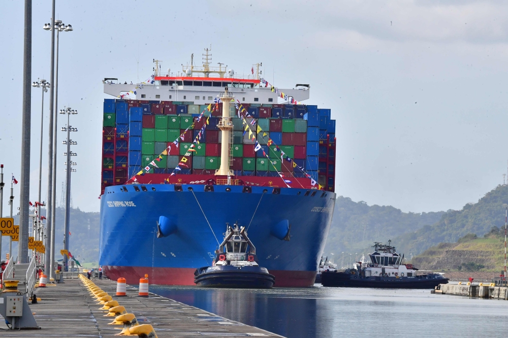 Chinese Cosco Shipping Rose container ship sails the newly inaugurated Cocoli locks, during the visit of China's President Xi Jinping, in the Panama Canal, on December 3, 2018, in the Panama Canal, on December 3, 2018. / AFP / Luis Acosta 