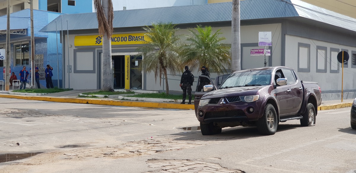 Policemen stand in front of the Banco do Brasil branch after a shootout between police and bank robbers, in Milagres, Brazil December 7, 2018. Reuters/Agency Miseria/Normando Sracles
