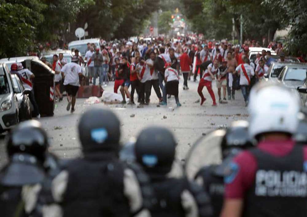 River Plate's fans clash with riot police after the match was postponed. REUTERS/Alberto Raggio