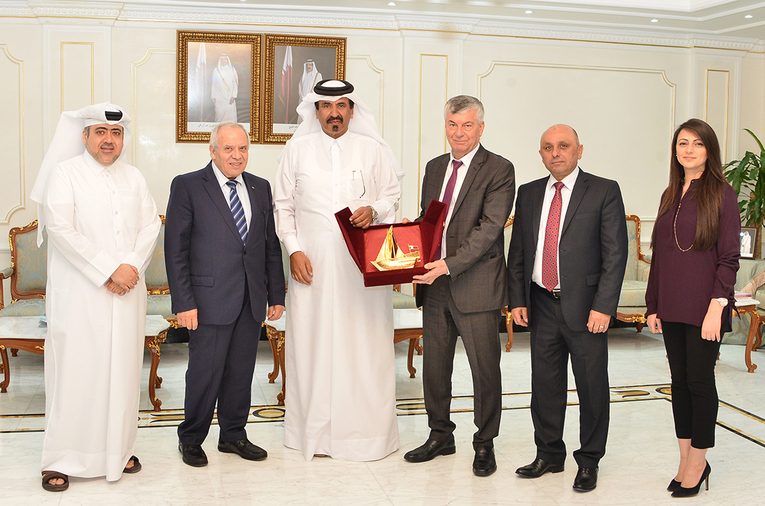 QC First Vice-Chairman Mohamed bin Ahmad bin Towar presenting a memento to Palestinian trade and business delegation head.