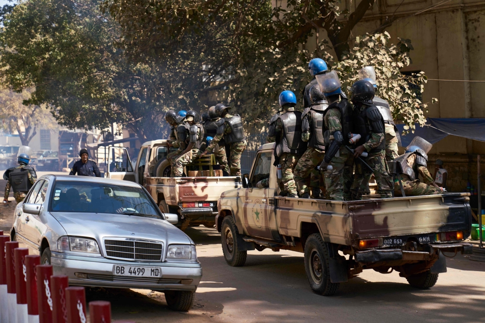 Malian riot police members arrive in vehicles as they deploy during a protest called by opposition parties in Bamako on December 8, 2018. / AFP / MICHELE CATTANI