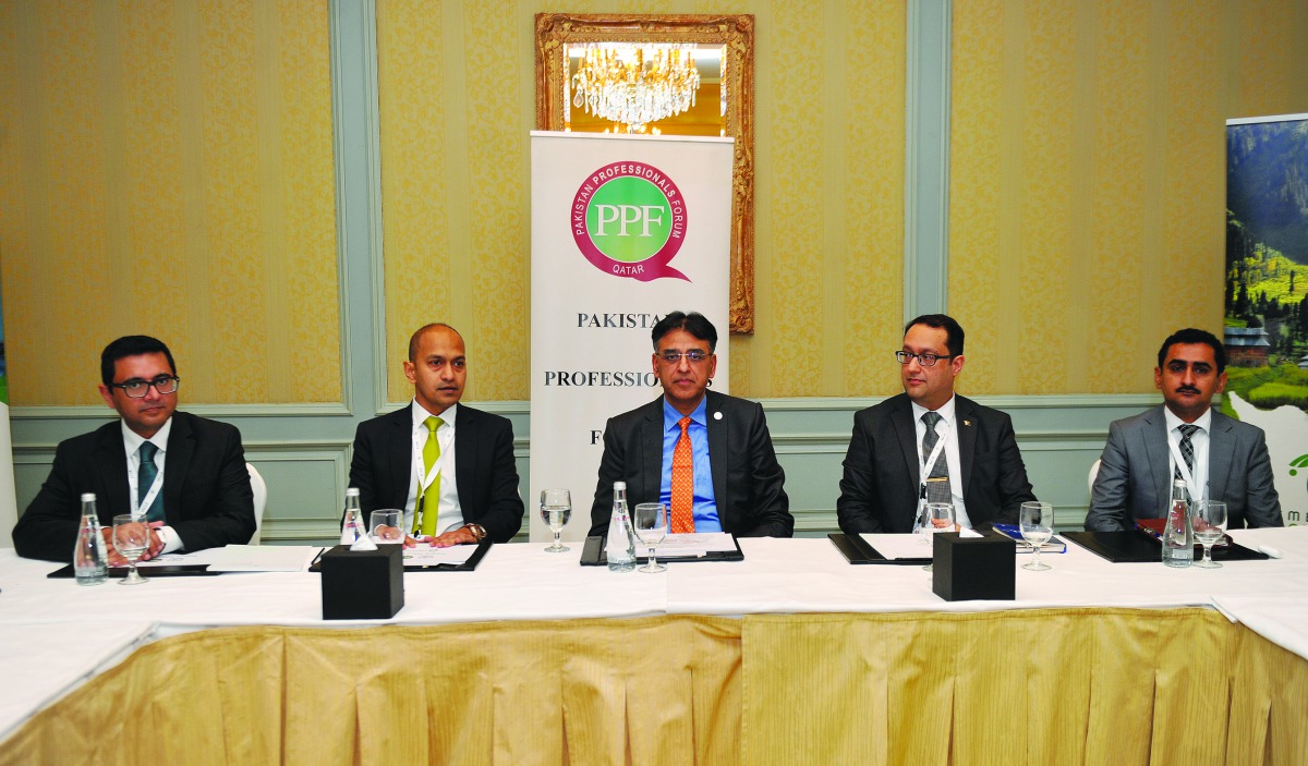 Asad Umar (centre) Finance Minister of Pakistan, Murad Baseer, (second right) Deputy Head of Mission Pakistan Embassy Doha, and other officials during the meeting with Pakistani Professionals at Four Seasons Doha, yesterday. Pic: Abdul Basit / The Peninsu