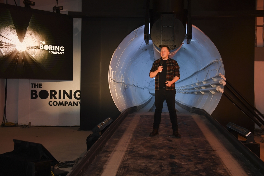 Elon Musk, co-founder and chief executive officer of Tesla Inc., speaks during an unveiling event for the Boring Company Hawthorne test tunnel in Hawthorne, south of Los Angeles, California on December 18, 2018. / AFP / POOL / Robyn Beck 