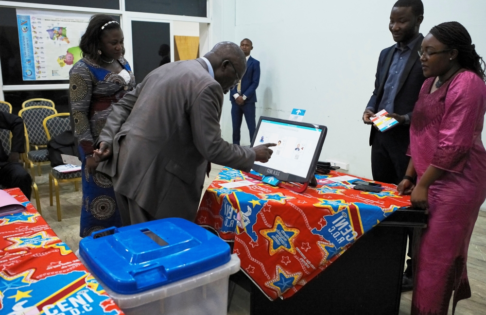 A man practices using an electronic voting machine inside Congo's electoral commission's (CENI) head offices in Gombe Municipality of Kinshasa, Democratic Republic of Congo, March 1, 2018. Picture taken March 1, 2018. REUTERS/Robert Carrubba/File Photo