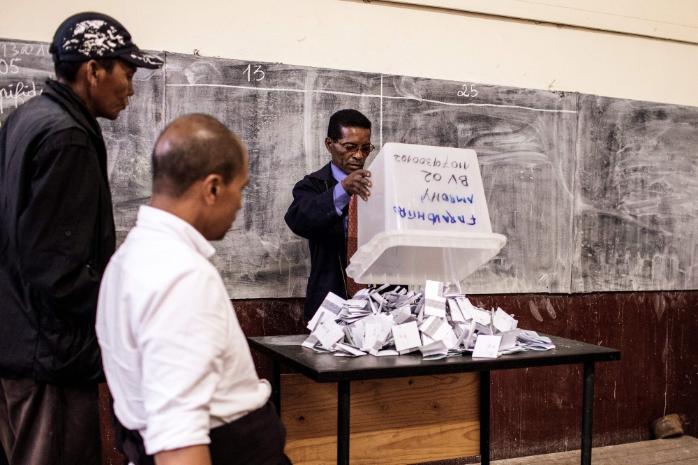 A Malagasy Independent Electoral Commission officers starts the counting operation during the presidential election on December 19, 2018 in Antananarivo, Madagascar. AFP / GIANLUIGI GUERCIA