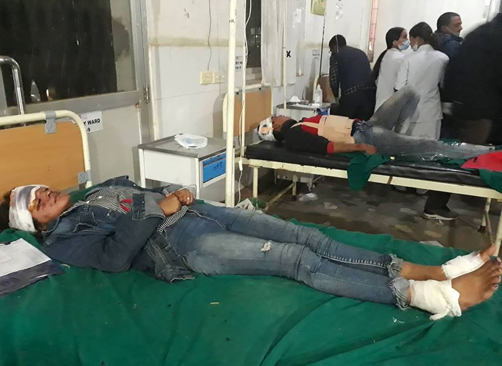 Injured Nepali passengers receive treatment at a hospital in Dang District, some 540 kilometres southwest of Kathmandu, on December 22, 2018, following a bus accident that left 23 people dead.  / AFP / 