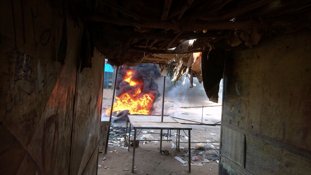 A bonfire is lit along the street during protests against price increases in Atbara, Nile River state in northeastern Sudan December 20, 2018. REUTERS/El tayeb Siddig 