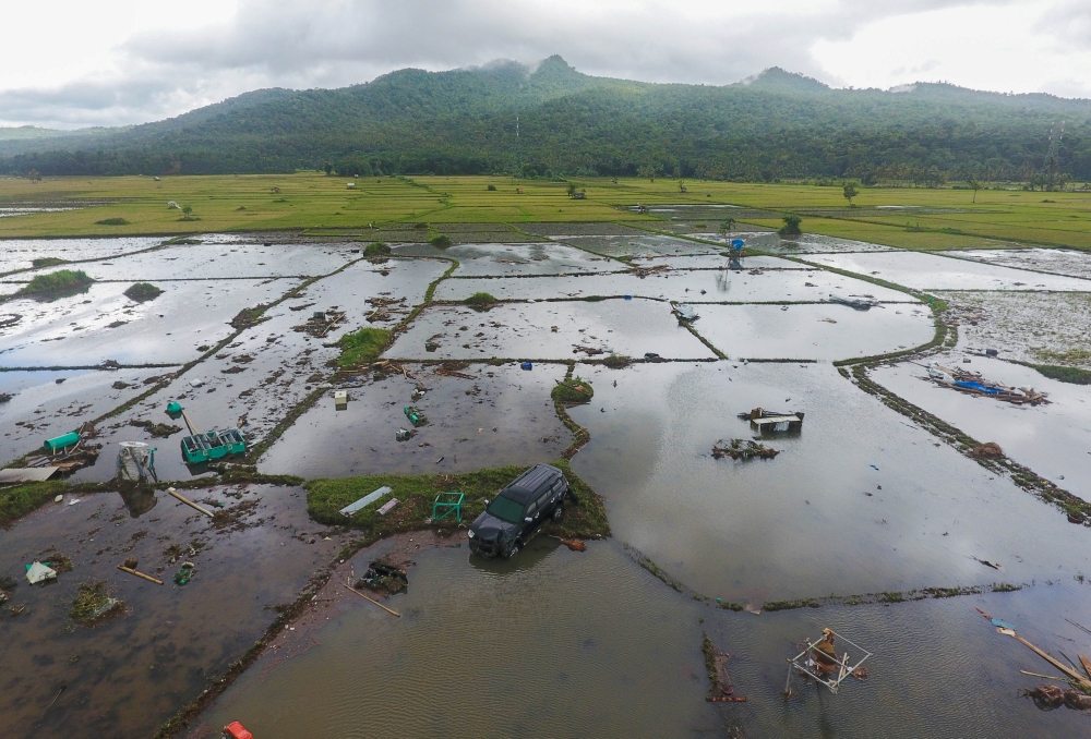 A car is seen in a rice field after a tsunami hit Sunda strait at Carita district in Pandeglang, Indonesia, December 24, 2018 in this photo taken by Antara Foto. Akbar Nugroho Gumay/ REUTERS 