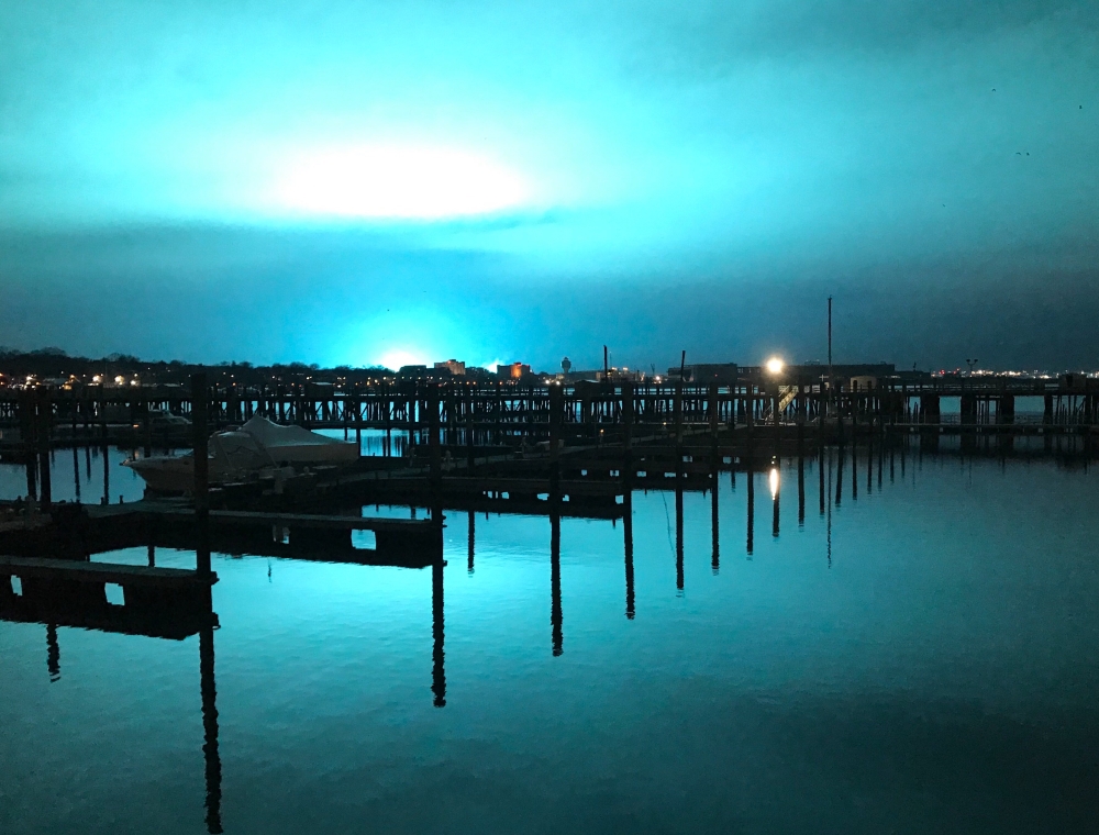  Blue light illuminates the night sky after a transformer explosion at Queens Borough in New York, the United States on December 27, 2018. ( Simin Liu - Anadolu Agency )
