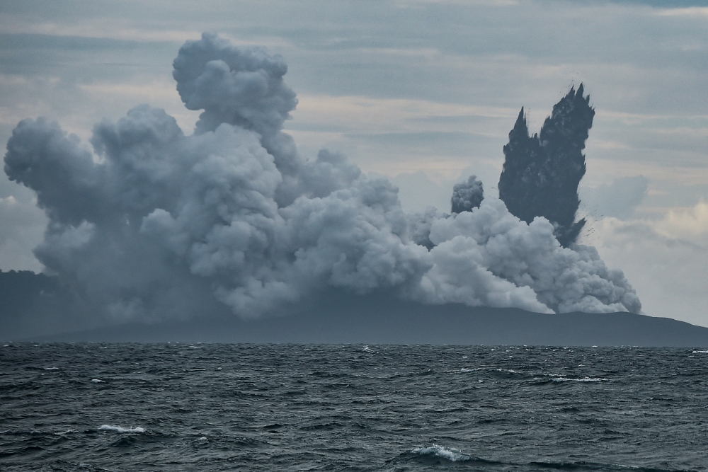 Mount Anak Krakatau volcano spews hot ash during an eruption as seen from Indonesian Naval Patrol Boat, KRI Torani 860, at Sunda strait in Banten, Indonesia, December 28, 2018. Antara Foto/Muhammad Adimaja via REUTERS 