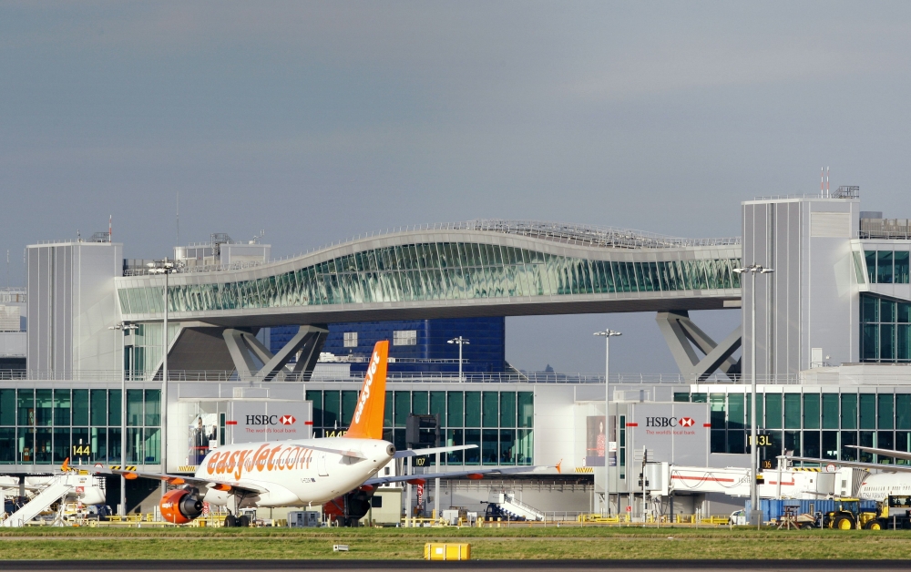 (FILES) This file picture taken on November 19, 2008 shows Gatwick airport. AFP / Adrian Dennis