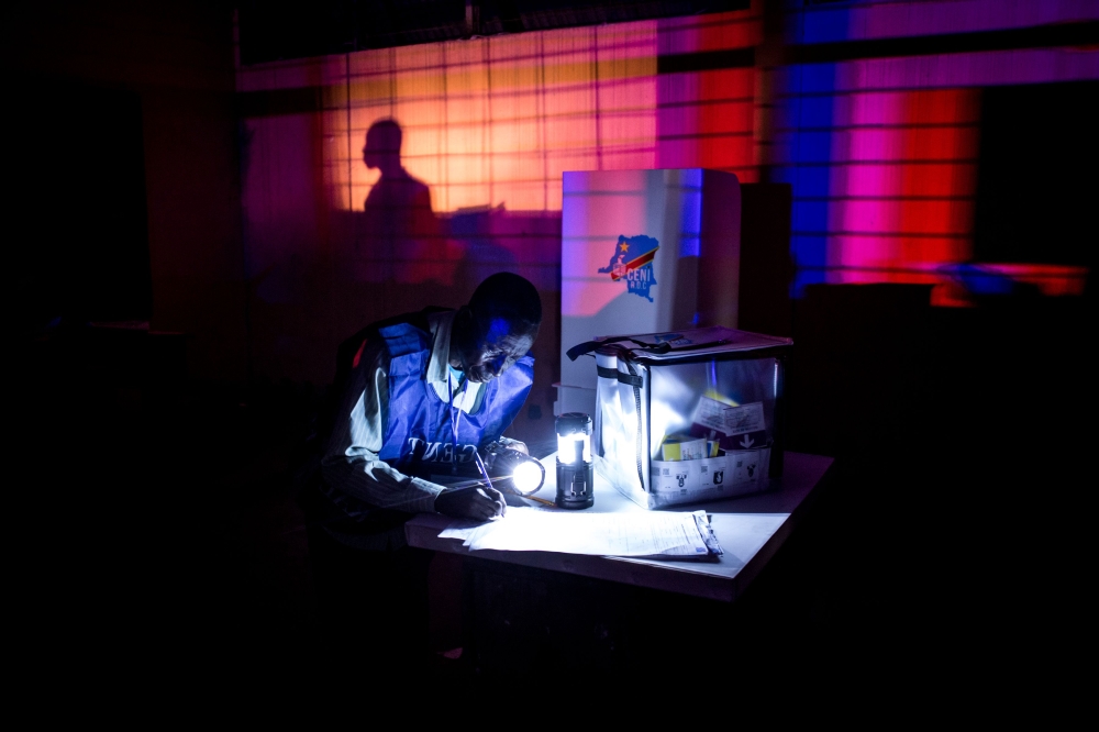 An Electoral Agent closes a voting station ahead of counting the ballots after the Democratic Republic of the Congo's Presidential elections on December 30, 2018 in Kinshasa.  AFP / JOHN WESSELS