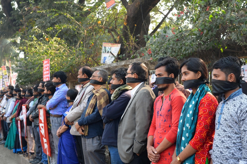 Bangladeshi left wing activists wear black cloth over the mouths at a protest against the allegedly fraudlent victory of the ruling Awami League in the recent general eletion, in Dhaka on January 3, 2019. (AFP / Munir UZ ZAMAN)